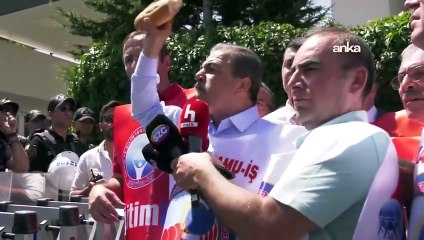 Birleşik Kamu-İş Konfederasyonu Genel Başkanı Orhan Yıldırım Çalışma Bakanlığı’nın önüne ekmek bıraktı