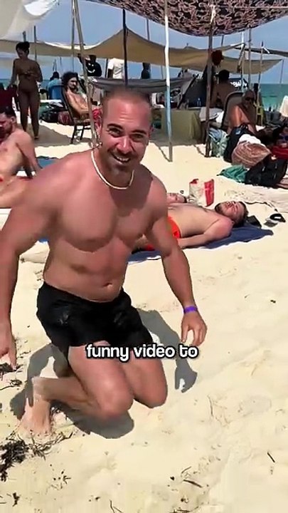 Bald Guy’s Genius Beach Trick 🏖️😂
