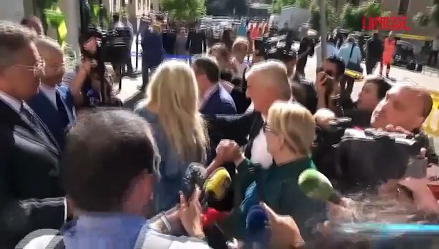 Pippo Baudo, Katia Ricciarelli esce da camera ardente accompagnata da Mara Venier