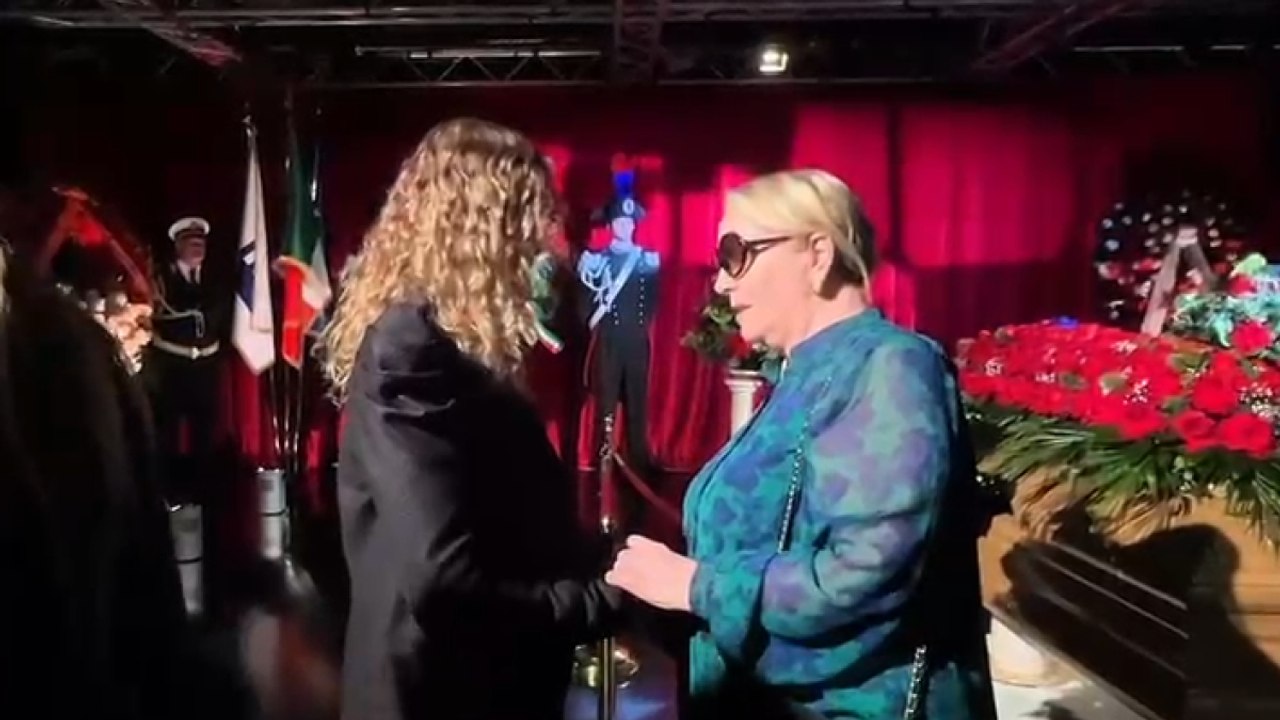 L'abbraccio tra la figlia di Pippo Baudo, Tiziana, e Katia Ricciarelli alla camera ardente al Teatro delle Vittorie