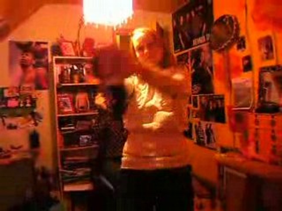 Estelle danse un slo avec tintin