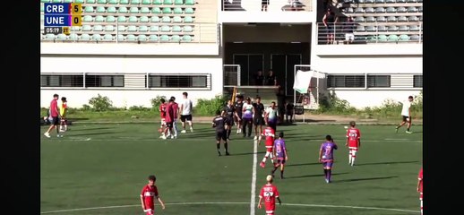 Partida futebol é encerrada após torcedor jogar banana na direção de árbitro