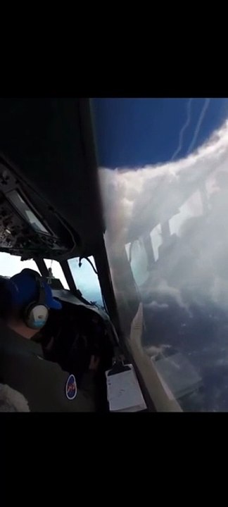Caçadores de furacões filmam "olho de Erin", que atingiu potência máxima; veja vídeo
