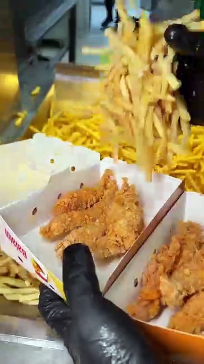 Follow for more ASMR videos🌮🍟 Credits: @chickenbalalm #mukbang #asmr #fastfood #asmreating