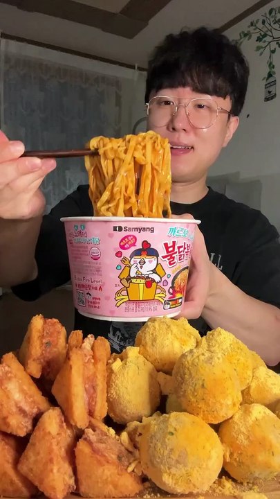 Follow for more ASMR videos🌮🍟 Credits: @wa.goo.mon #mukbang #asmr #fastfood #asmreating
