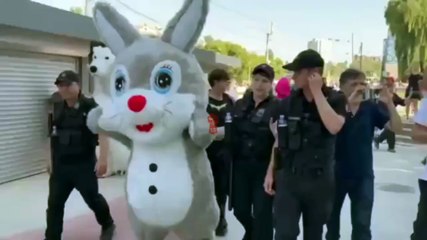 ¡Libertad para Pokémon! Policía moldava arresta a Pikachu, Labubu y un 'oso polar' en curiosa protesta