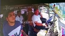 Kırmızı ışık fırsatı: Minibüste şoke eden kap kaç kamerada