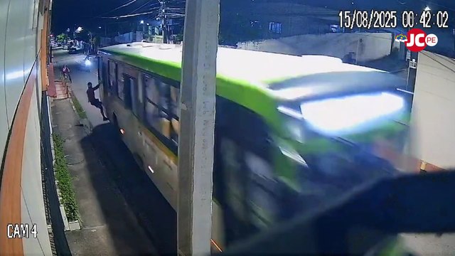 Jovem pendurado em ônibus bate em poste em Olinda