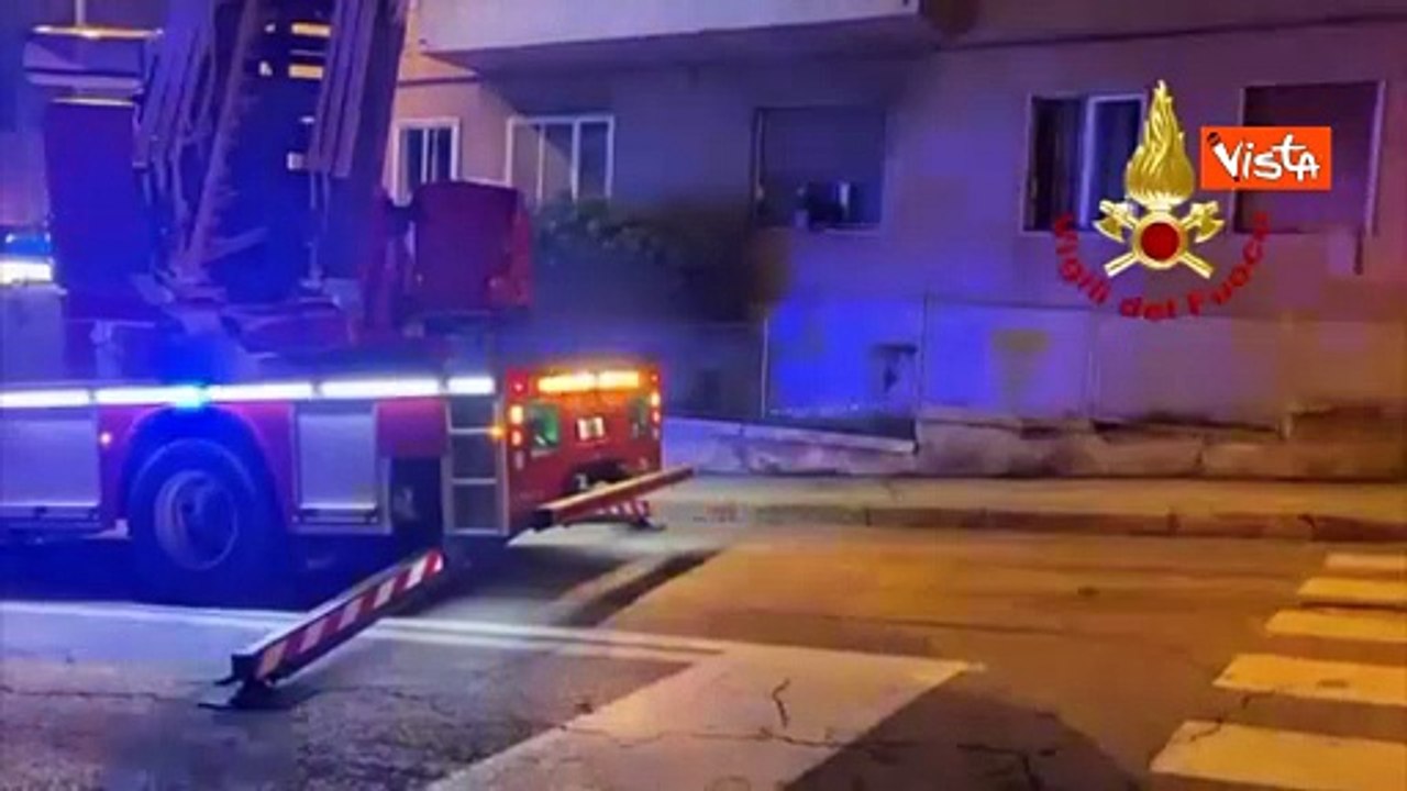 Incendio su un balcone a Trieste, l'intervento dei Vigili del Fuoco con scala