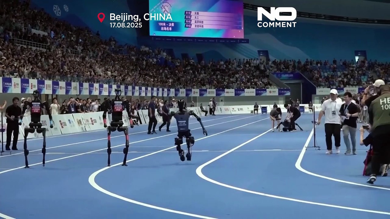 Roboter sprinten und spielen Fußball bei ersten Weltspielen in Peking