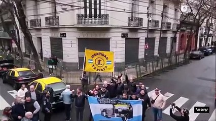 Caravana de "Fuerza Taxi" frente a San José 1111 | Una muestra de afecto para Cristina