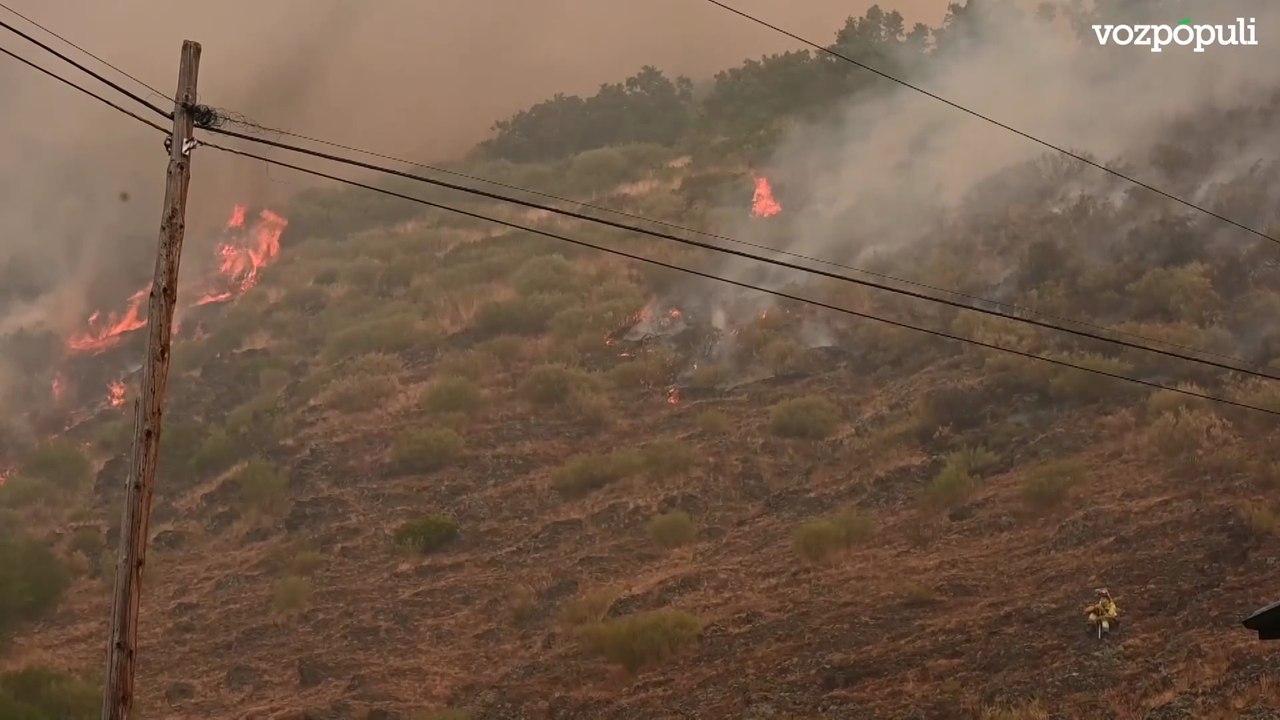 Medios aéreos trabajan para frenar el fuego que amenaza Picos de Europa en León