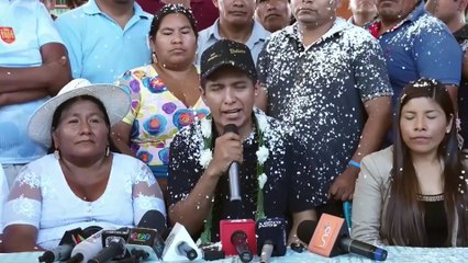 Una turba apedrea al candidato Andrónico Rodríguez cuando ejercía su voto