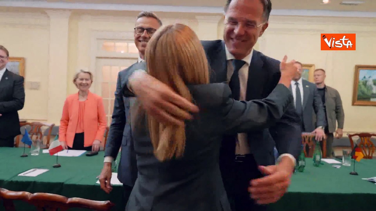 Meloni incontra a Washington Zelensky, Rutte e i leader europei, le immagini degli abbracci