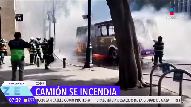 Camión de transporte público se incendia por un corto circuito en el Metro Pino Suárez
