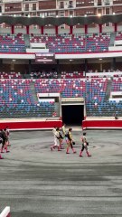 Casi nadie entre el público. El día que gobiernos tanto autonómicos como municipales dejen de sostener económicamente esta puta mierda, caerá por su propio peso.