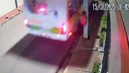 Acidente de Ônibus em Olinda: Jovem Pendurado em Coletivo Bate em Poste na Avenida das Garças