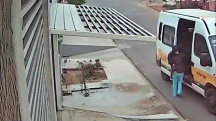 Vídeo: criança de 4 anos é encontrada sozinha em rua no Paraná após ser esquecida em van escolar