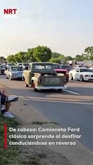 En redes no paran de compartir el video de una camioneta Ford clásica que desfiló de una manera muy peculiar: ¡se manejaba al revés!