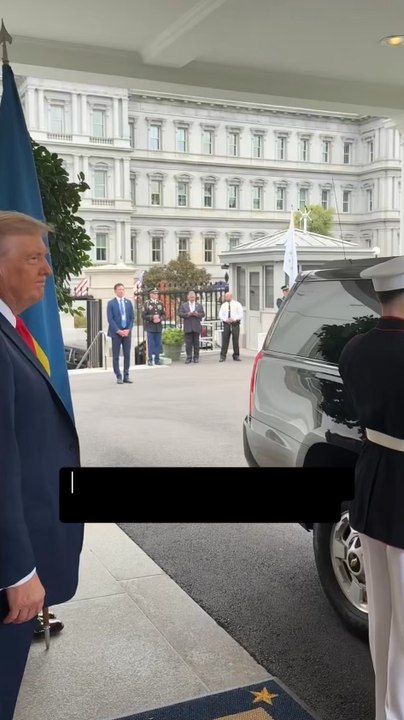 Zelenski cambia la camiseta por un traje  y posa junto a Donald Trump