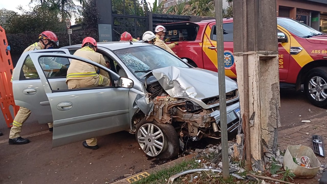 Corsa bate em poste, dois ficam feridos e Rua Vicente Machado é interditada no Centro de Cascavel