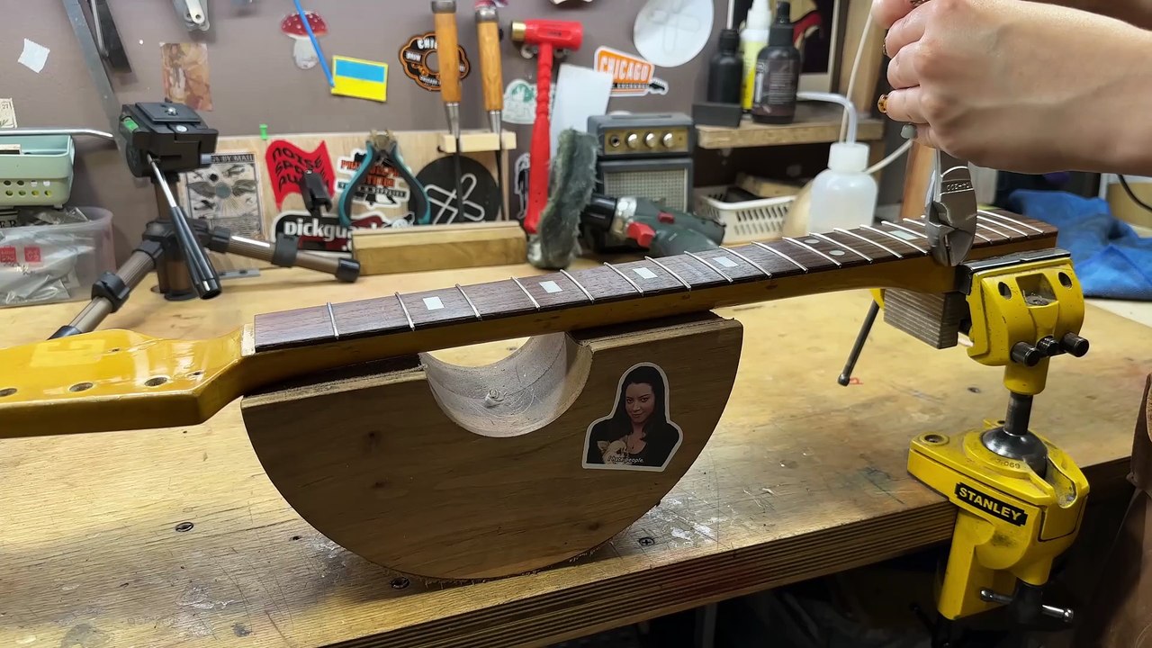 New life for a dirty old guitar (Aug 24, 2023) [Tanya Shpachuk]