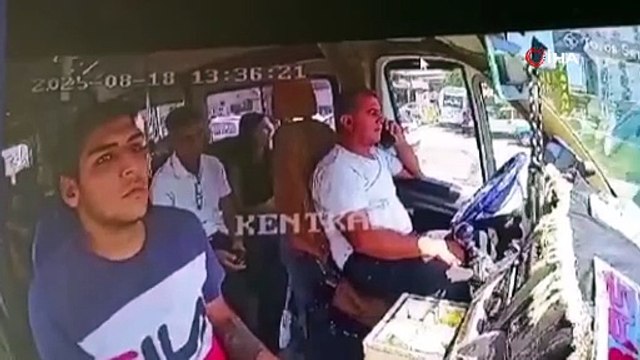 Adana’da inanılmaz olay! Minibüs kırmızı ışıkta durdu, hırsız torpidodaki paraları alıp kaçtı