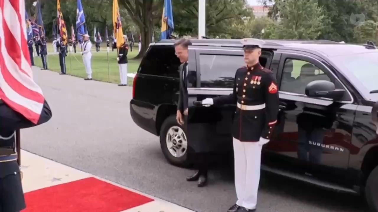 Par contre Les dirigeants européens eux ont été accueillis à la Maison Blanche par Monica Crowley, la cheffe du protocole des États-Unis, lors de leur arrivée lundi 18 août 2025