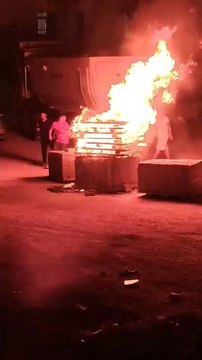 Şanlıurfa’nın Haliliye ilçesinde çocukların oyun oynarken yaktığı ateş, kısa sürede büyüyerek belediyeye ait parke taşlarının bulunduğu paletleri sardı