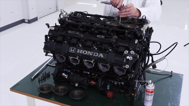 1990 Honda RA100E McLaren MP4/5B - Engine head disassembly