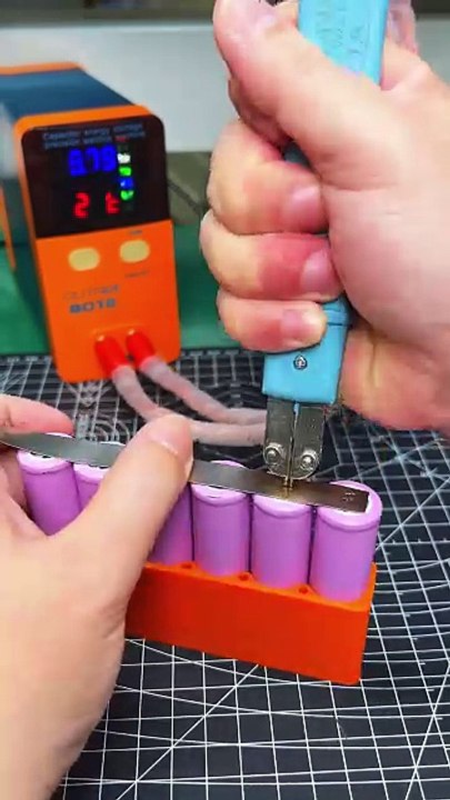 The Spot Welding Machine Can Weld Different Batteries.