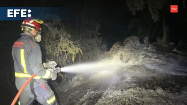 Los equipos de extinción han vigilado el incendio de Colmenar Viejo durante la noche