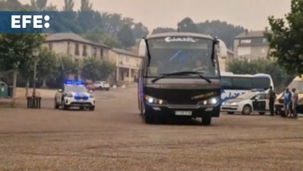 Desalojados por incendios en localidades de Zamora, van en autobuses hacia Benavente