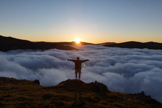 Gökyüzü pamuk tarlasına döndü: Bu manzara için kilometrelerce tırmanıyorlar