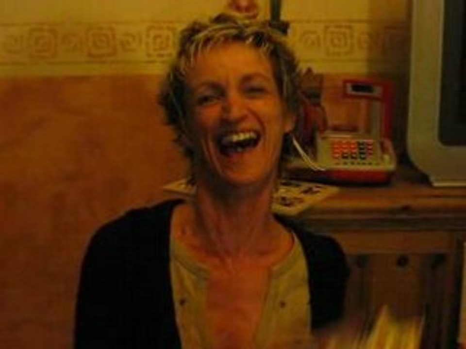 marie qui ouvre son cadeau