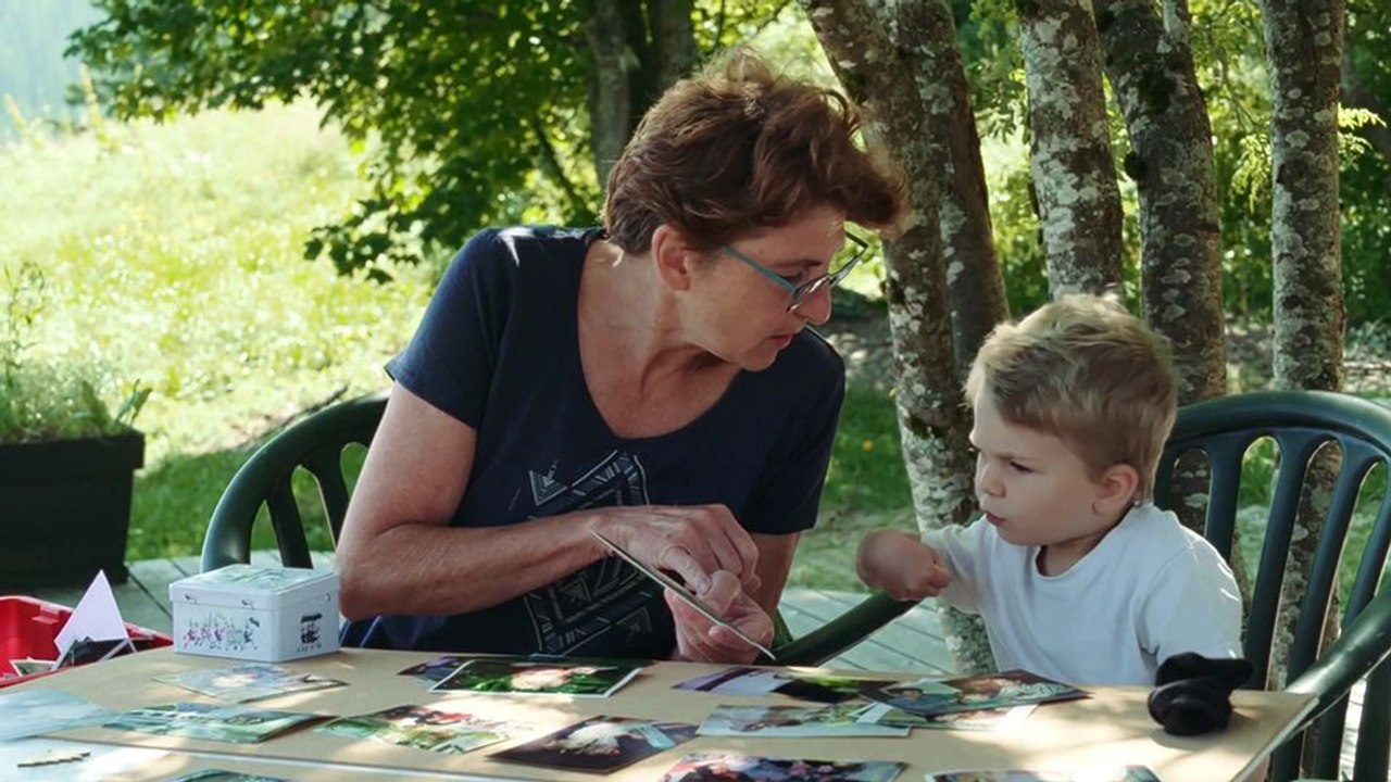 Elle entend pas la moto Trailer OV