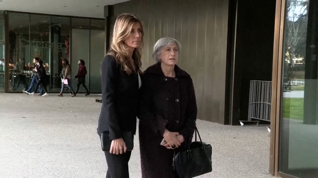 El juez imputa a Begoña Gómez y a su asesora por malversación y las cita en septiembre