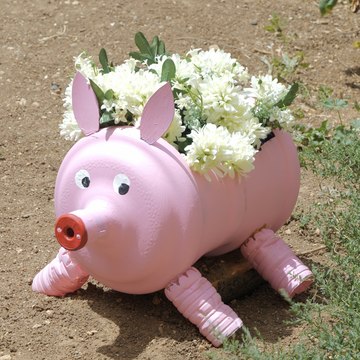 Simple backyard crafts using recycled plastic ♻️ #backyard #fyp #craft #ecofriendly #garden