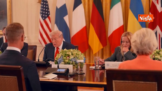 Vertice su Ucraina alla Casa Bianca, la foto di gruppo con Trump, Meloni, Zelensky e i leader Ue