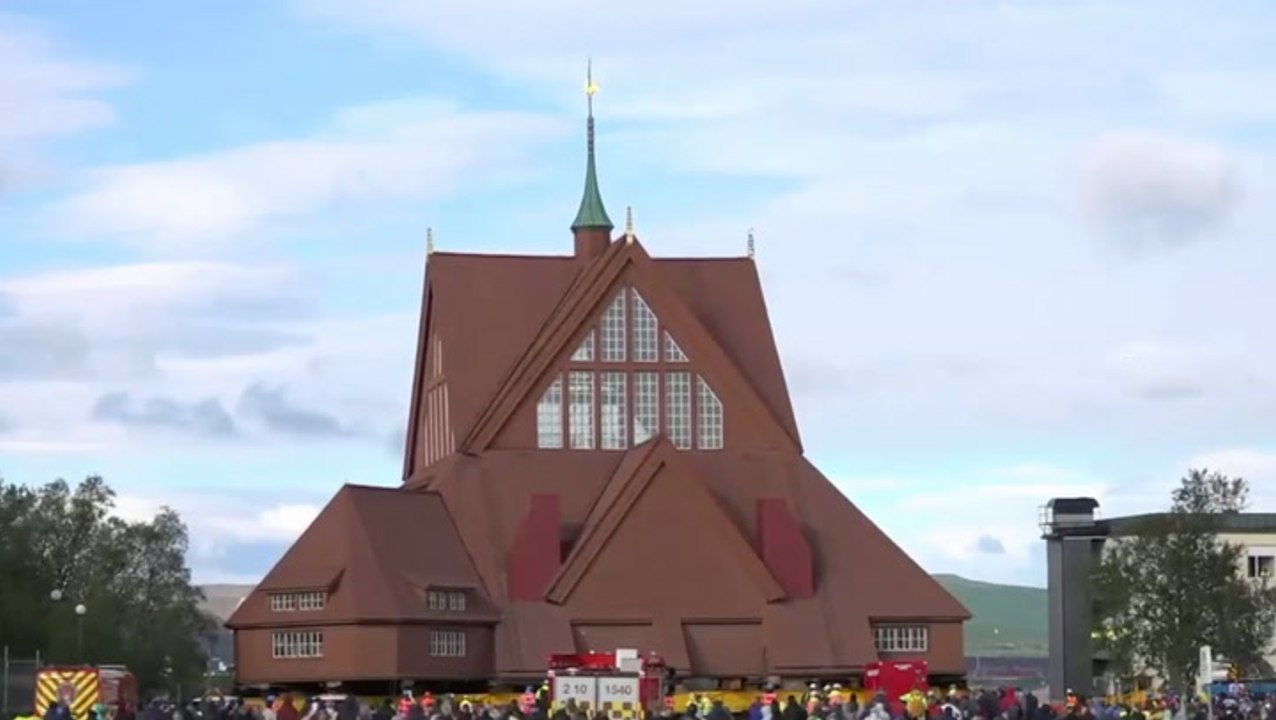 Timelapse shows Swedish 600-tonne church begin three-mile journey to new home