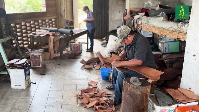Artesanos mexicanos reclaman apropiación cultural de Adidas por sandalias tradicionales