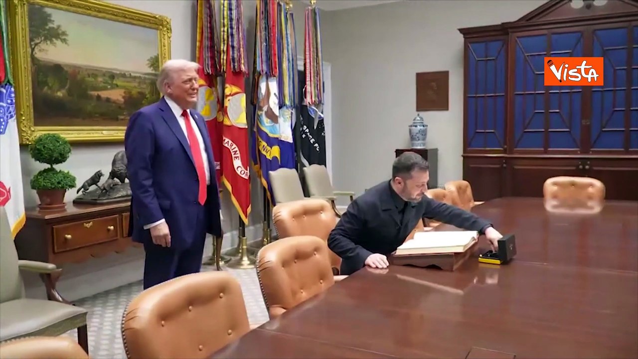 Zelensky alla Casa Bianca, la pacca sulle spalle di Trump, poi la stretta di mano con Jd Vance