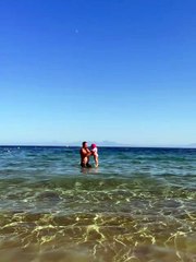 Ο Γιώργος Αγγελόπουλος με την κόρη του στη θάλασσα