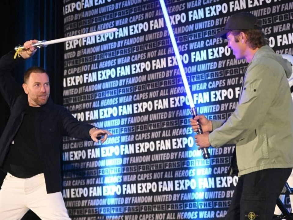 'Star Wars'-Stars begeistern mit Lichtschwert-Show