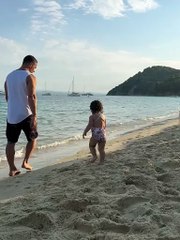 Ο Γιώργος Αγγελόπουλος κυνηγάει την κόρη του στη παραλία