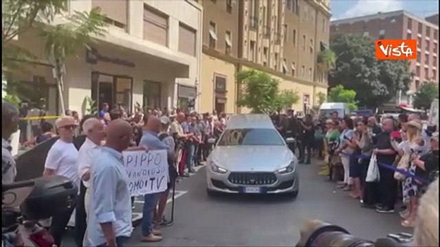 Addio Pippo Baudo, il feretro lascia la Rai tra gli applausi. I funerali nella sua Sicilia