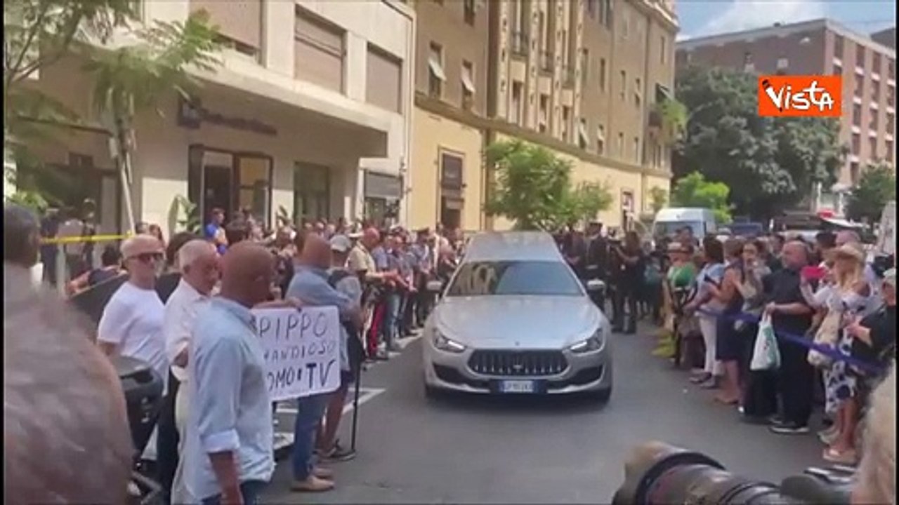 "Grandioso Pippo", l'omaggio per Baudo con un cartello fuori dalla camera ardente