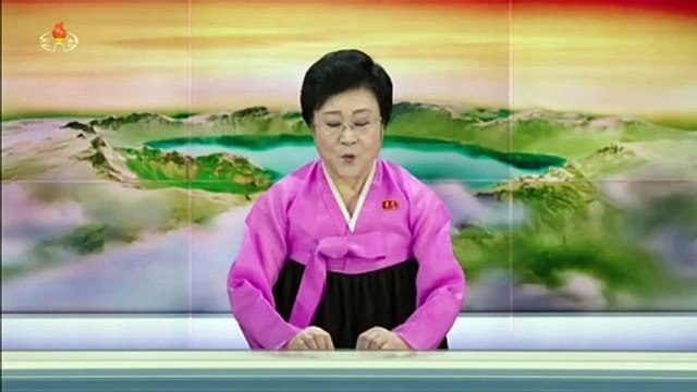 Estimado camarada Kim Jong Un visita destróier Choe Hyon para conhecer o processo de teste de manejo integral de seus armamentos e exercícios e a vida dos marinheiros