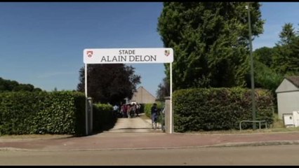 Lo stadio di Douchy-Montcorbon è stato dedicato ad Alain Delon