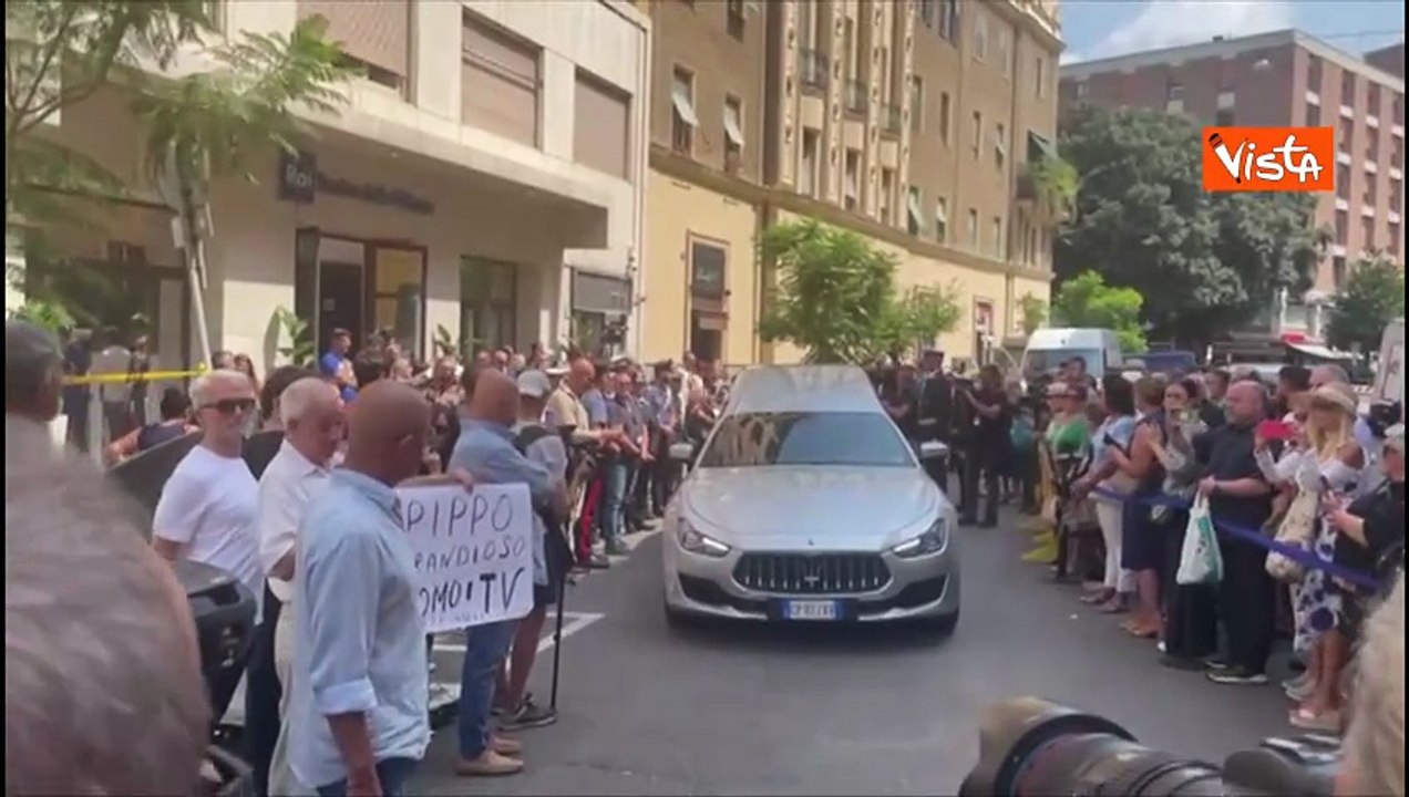 "Grandioso Pippo", l'omaggio per Baudo con un cartello fuori dalla camera ardente